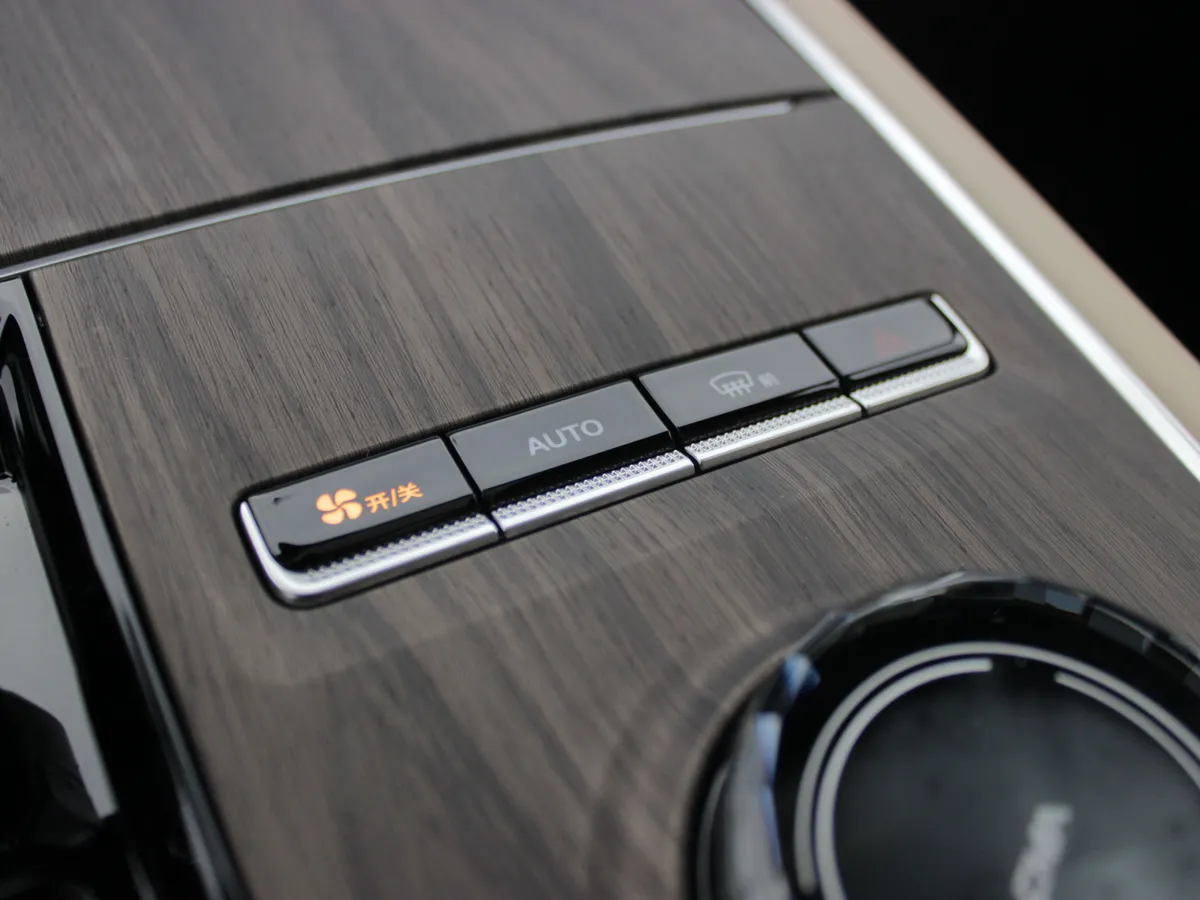 Geely Monjaro 2.0 AT 4WD (238 л.с.)