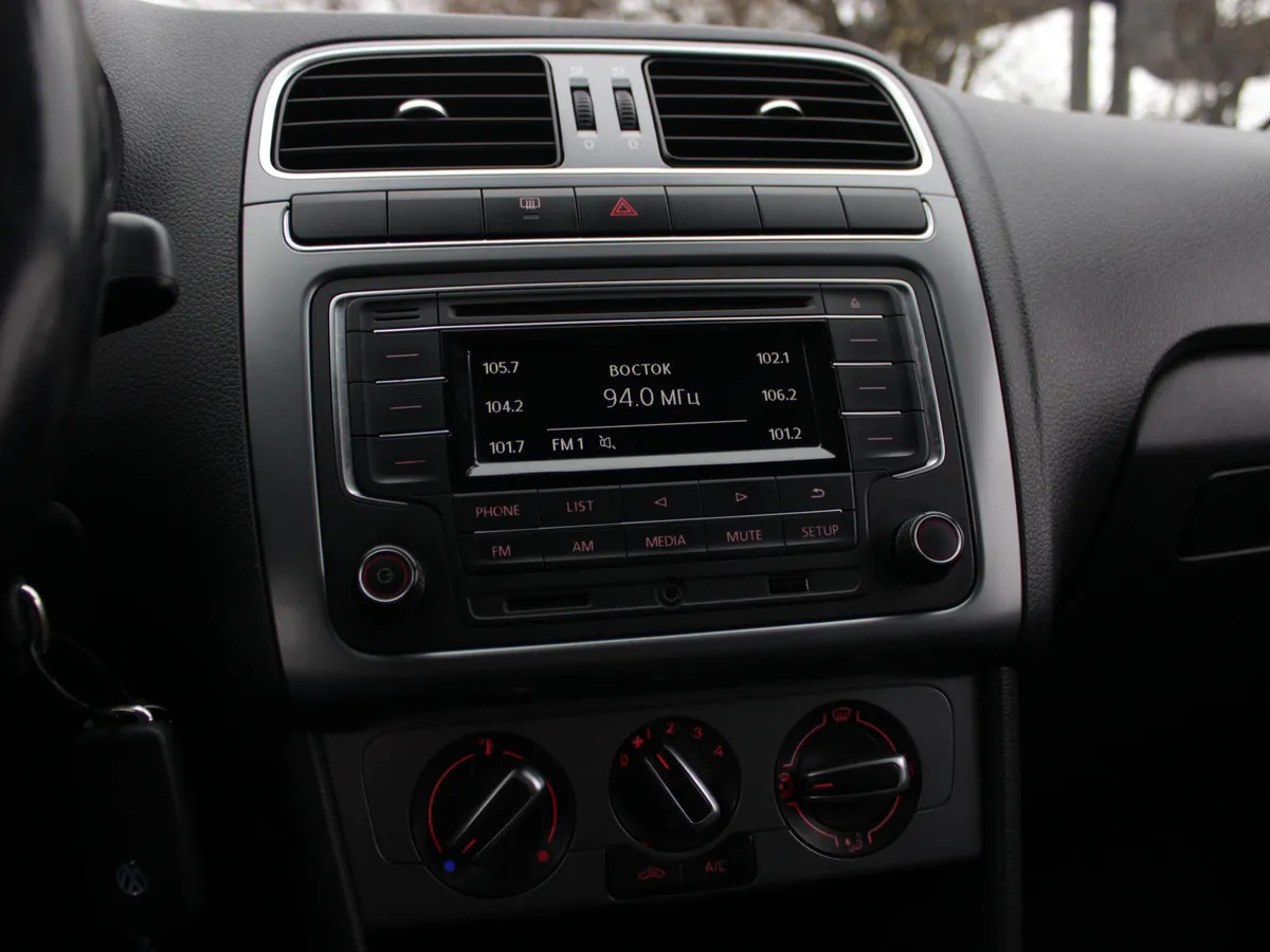 Volkswagen Polo 1.6 MPI MT (90 л.с.)