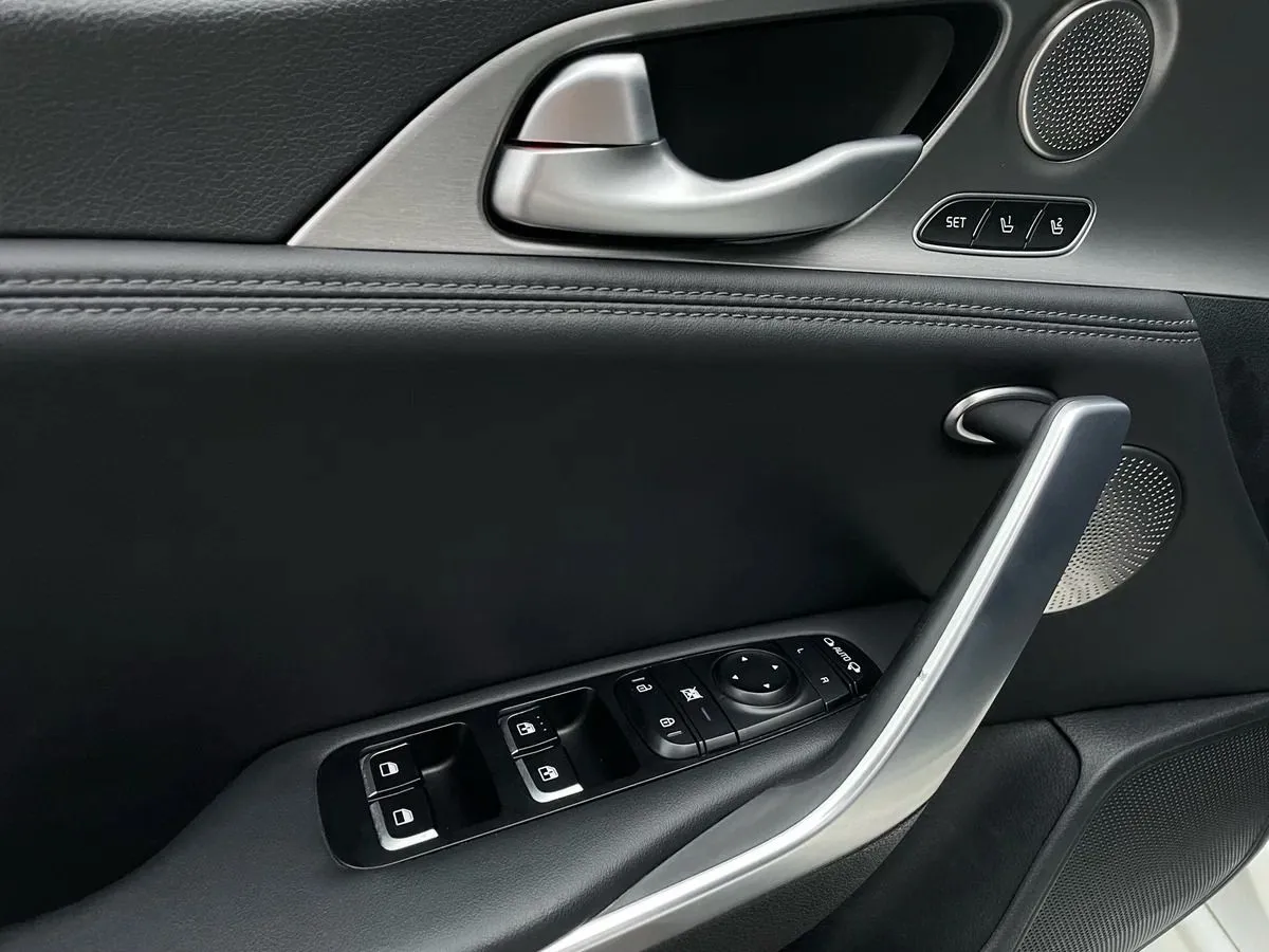 Kia Stinger 2.0 AT AWD (247 л.с.)