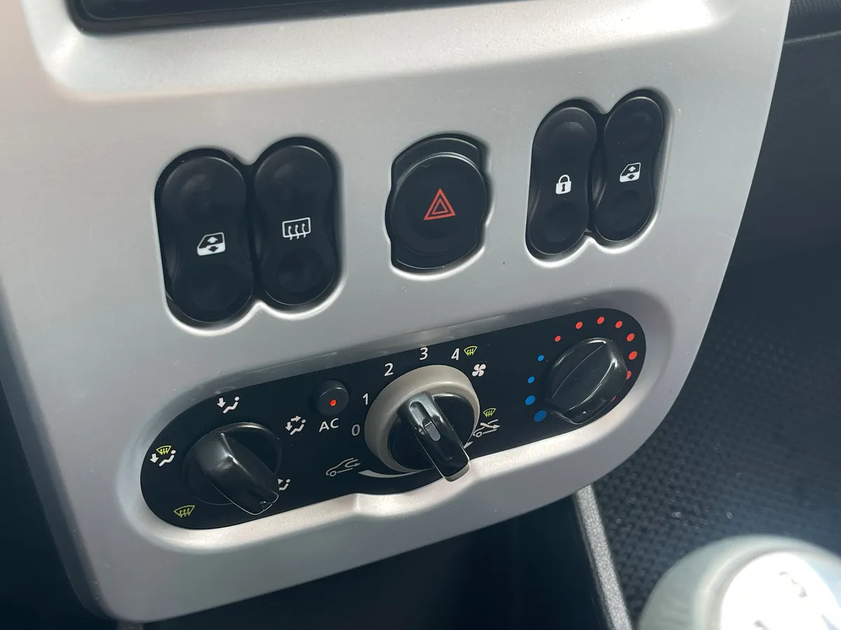 Renault Sandero 1.6 MT (84 л.с.), 2012 — фото 8