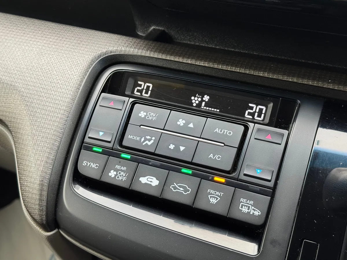 Honda Stepwgn 1.5 AT 4WD (150 л.с.)