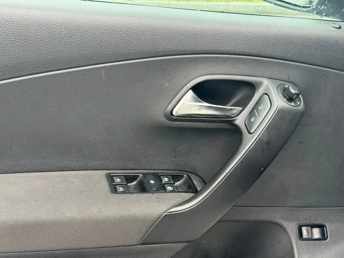 Volkswagen Polo 1.6 Tiptronic (105 л.с.)