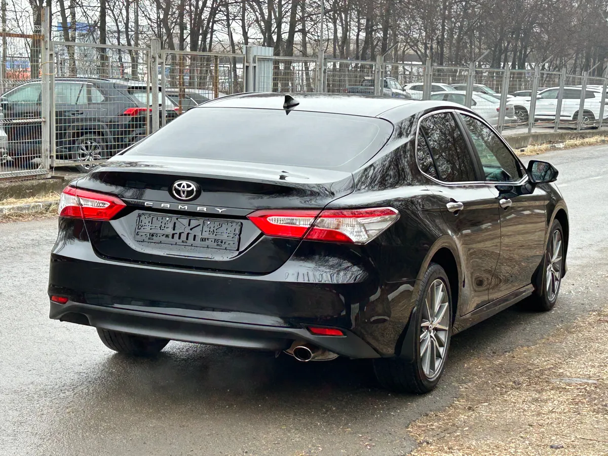 Toyota Camry 2.5 AT (200 л.с.)