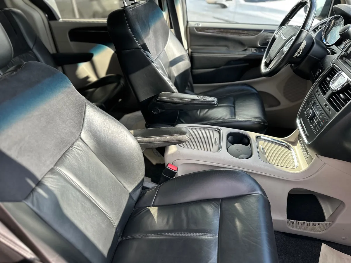 Chrysler Town & Country 3.6 AT (287 л.с.)