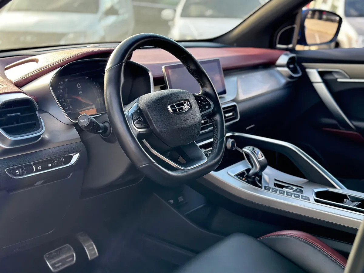 Geely Coolray 1.5 (150 л.с.) бензин, робот, передний привод