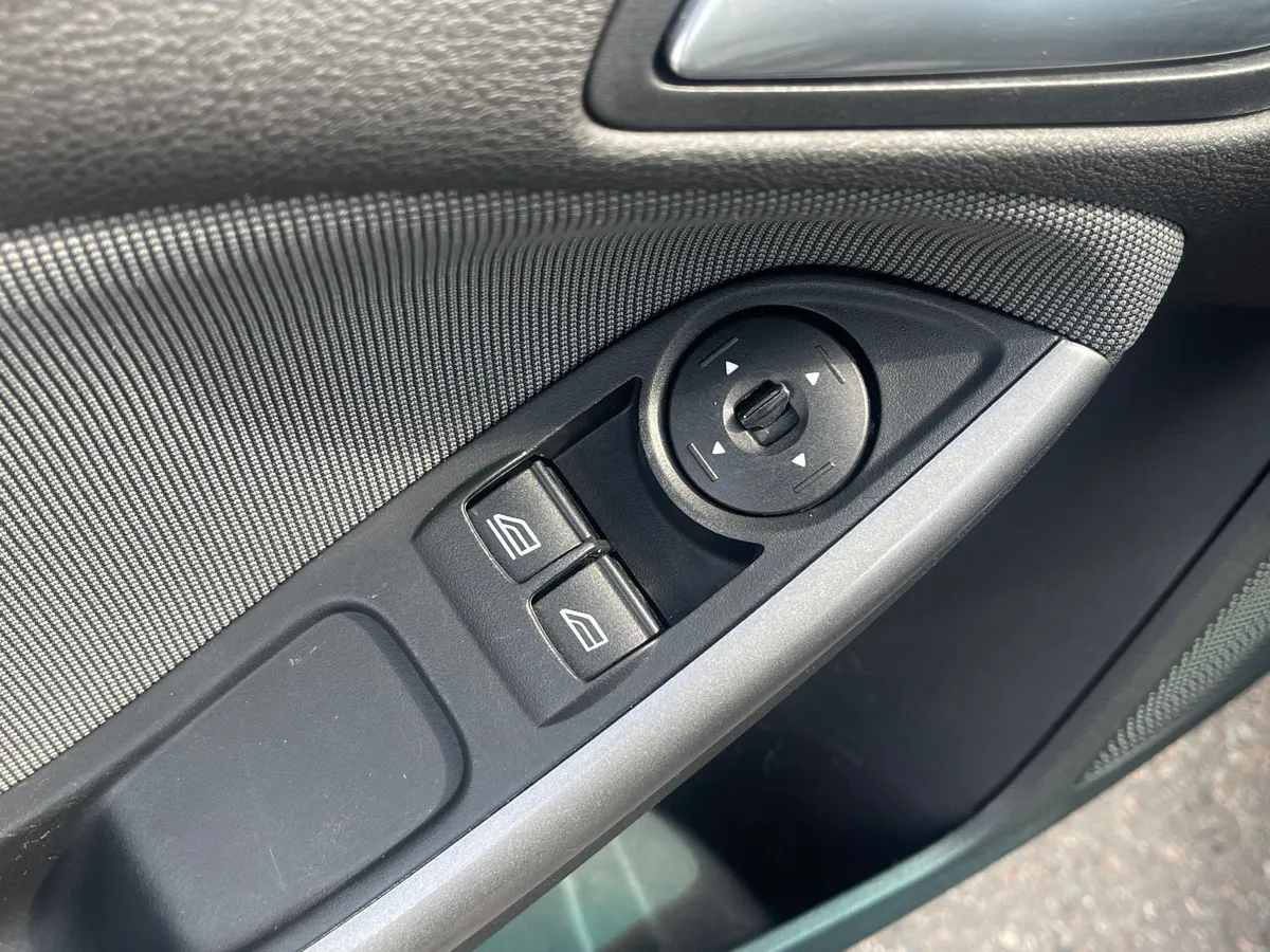 Ford Focus 1.6 MT (105 л.с.), 2011 — фото 13