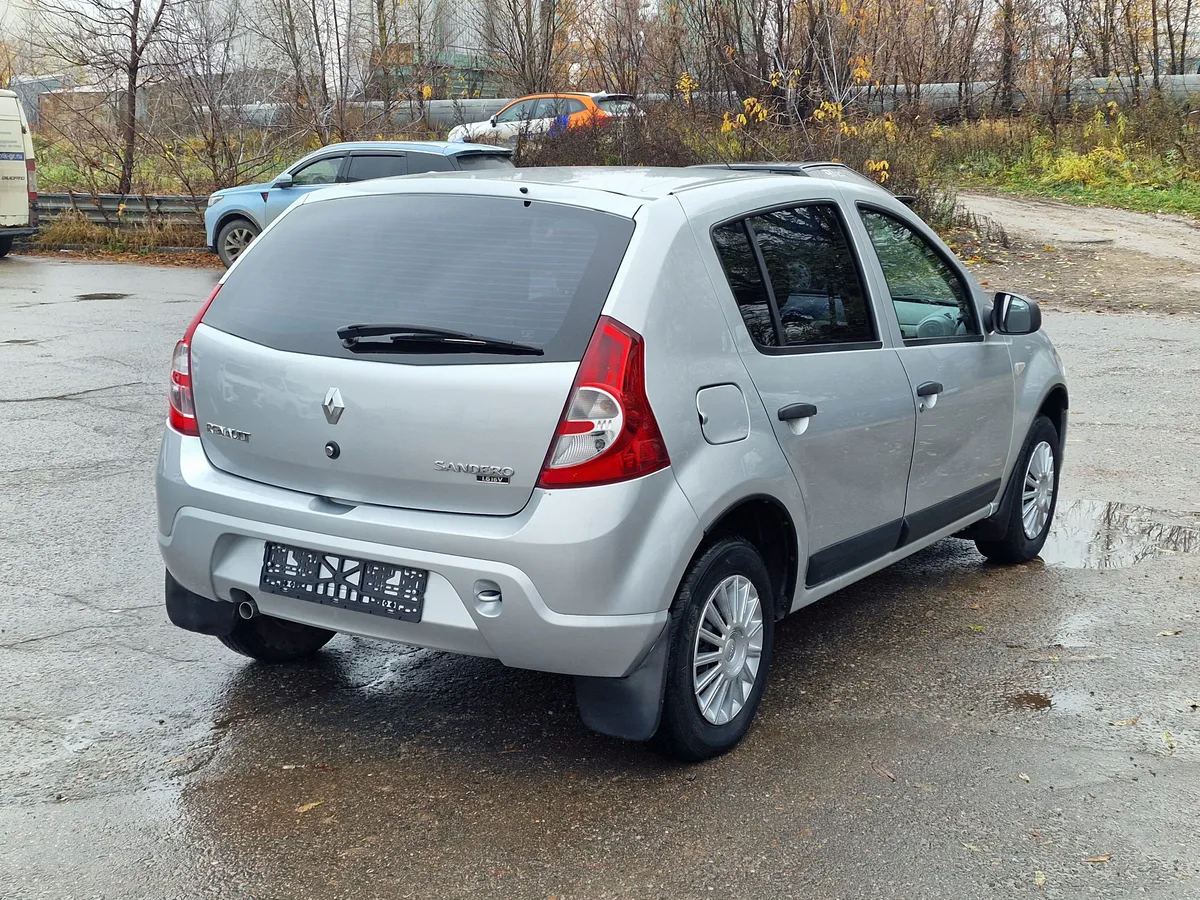 Renault Sandero 1.6 MT (102 л.с.)