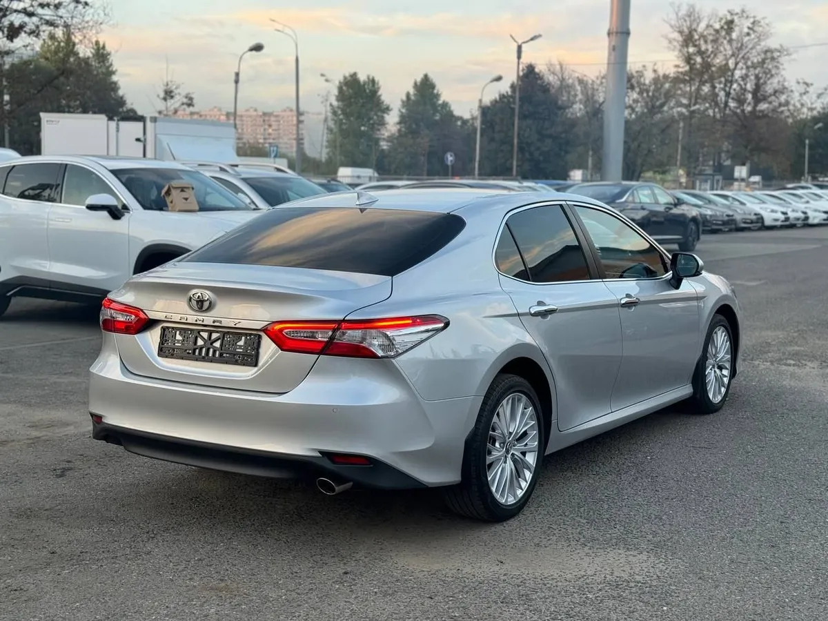 Toyota Camry 2.5 AT (181 л.с.)